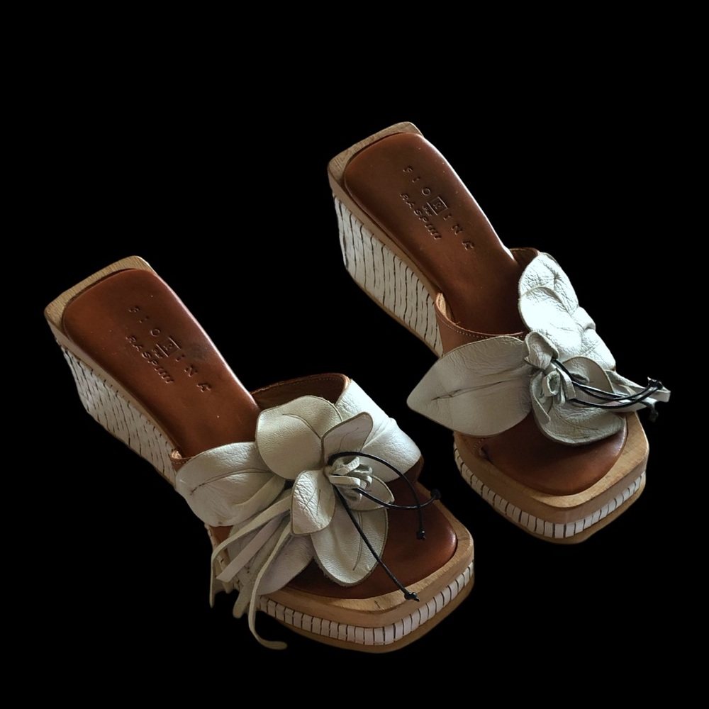 Italian Vintage Fiorina By Carlos Falchi Leather Flower Apliqué Platform Sandal - Picture 3 of 9